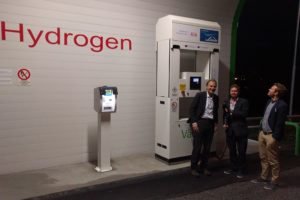 Miljøkoordinator Stig Hvolslef fra Akershus fylkeskommune , Kristian E. Vik og Daniel Bügel begnyttet sjansen tiol å inspisere hydrogenstasjonen på Arlanda, som blant annet betjener hydrogen-taxiene i Stockholm.