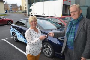 Kunnskapsbyens adm. direktør Anita Orlund fikk overrakt bilnøklene av salgssjef firmabil Stein Morisse, i Toyota Oslo.