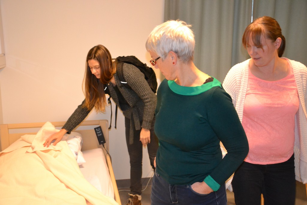 Ergoterapeutene Gry Ekstang Grønevik (t.v.) og Siw Thingelstad fra Lørenskog kommune og prosjektleder i SOL, Marit Heiberg (foran), tester en seng med bevegelsessensor i den nye demensavdelingen på Løvenstadtunet.