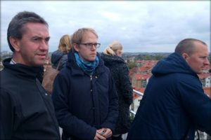 Direktør Trym Denvik (t.v.) fra ØRAS på takterrassen til Jonatan Malmberg (midten) i Scandinavian Green Roof Institute, sammen med Marcus Lind (t.h.) fra Dalarna Science Park.