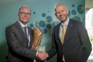 IFEs Erik Marstein gratuleres med det nye FME-senteret av olje- og energiminister Tord Lien. Foto: Gorm K. Gaare, Norges forskningsråd.