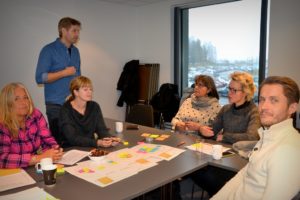 Per Hanning diskuterer gruppearbeidet med Anne Svendsen fra Sørum (t.v.), Unni Vindenes (Skedsmo), Kari Anne Grani (Skedsmo), Agnete Nygaard (Lørenskog) og Kjetil Senum (Oslo).