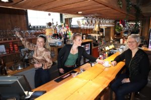 Tina (t.v.) og Thea Solheim som driver Gansvika Restaurant & Bar. Kunnskapsbyens prosjektleder Marit Heiberg er imponert over alt damene har fått til.